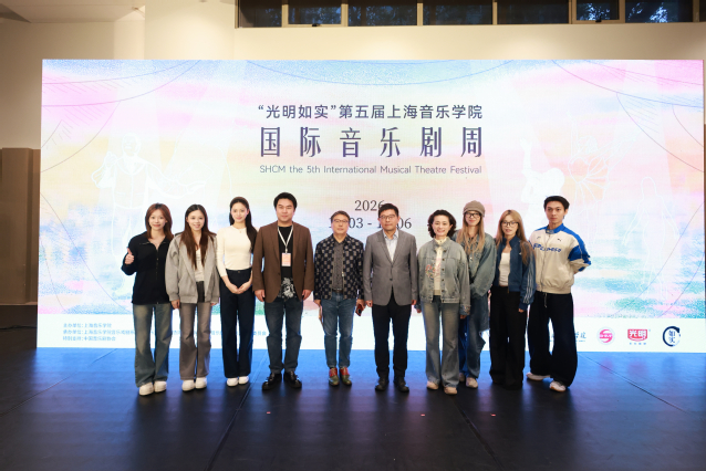 向民书记与《骑士》合影.jpg