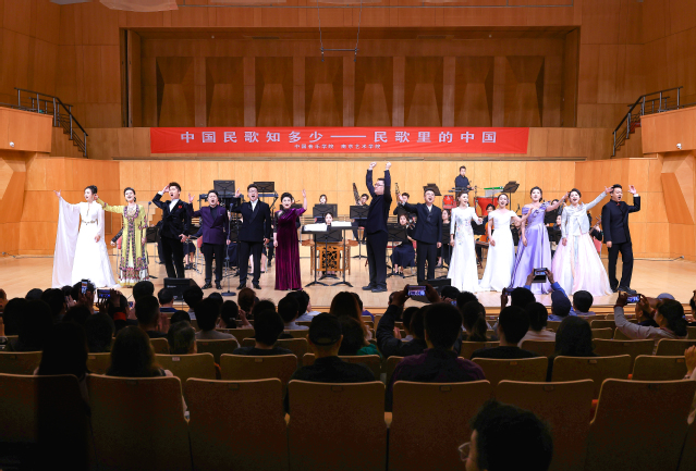 16.全体演员《我和我的祖国》.jpg