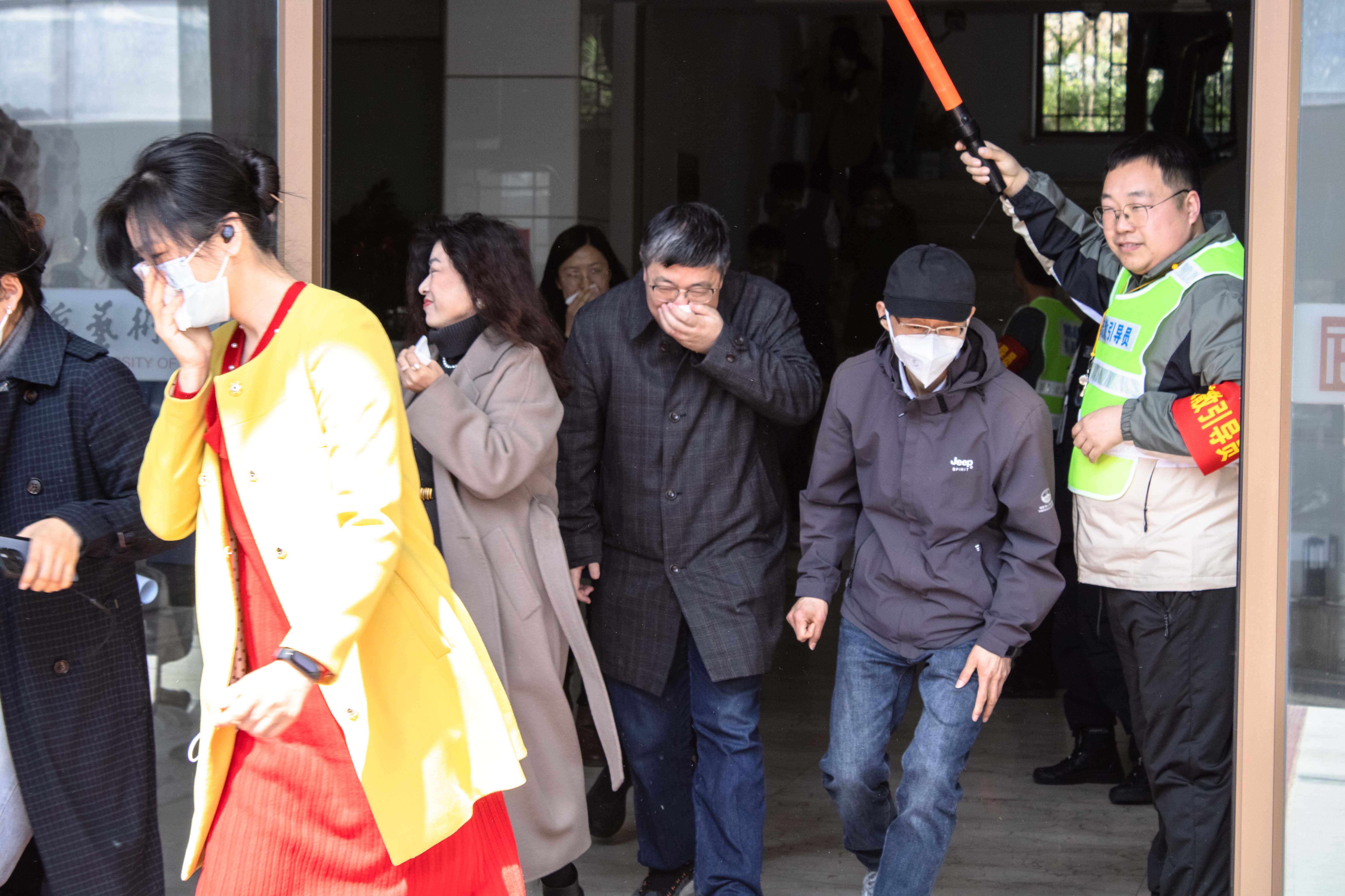 我校开展行政楼火灾疏散逃生演练