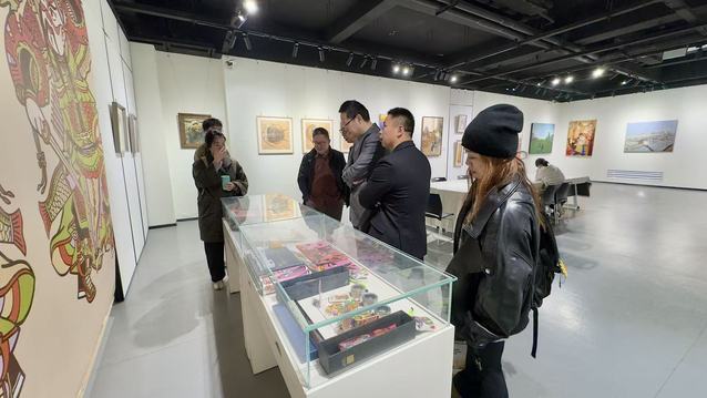 参观河南师范大学美术学院师生作品展.jpg
