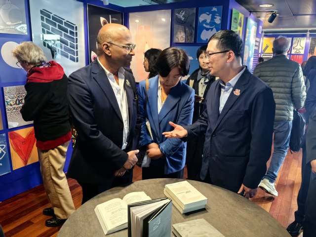 5.在展览现场与巴黎高等视觉设计学院院长克莱芒・德洛克交流.jpg