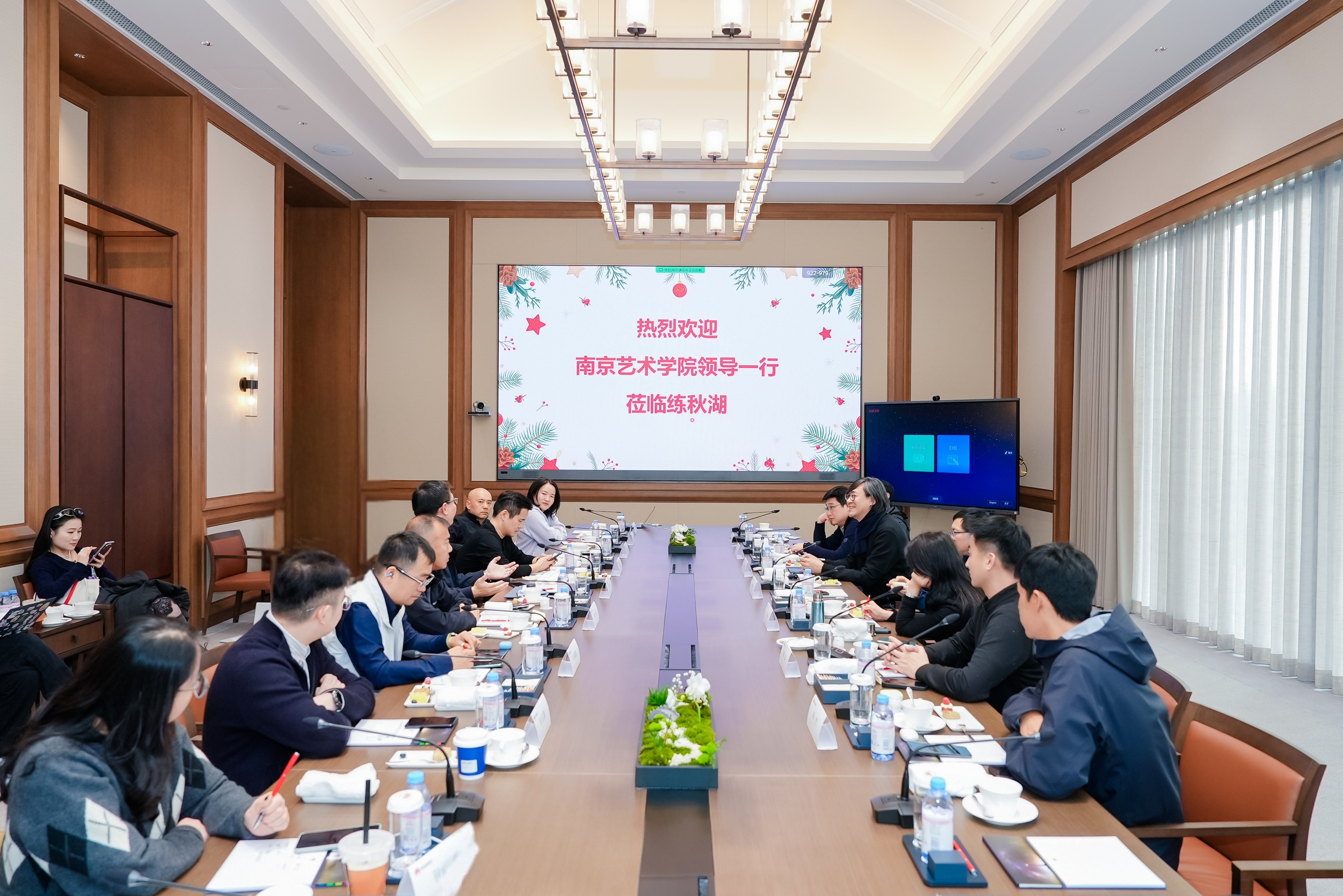 张凌浩带队赴华为练秋湖研发中心调研交流