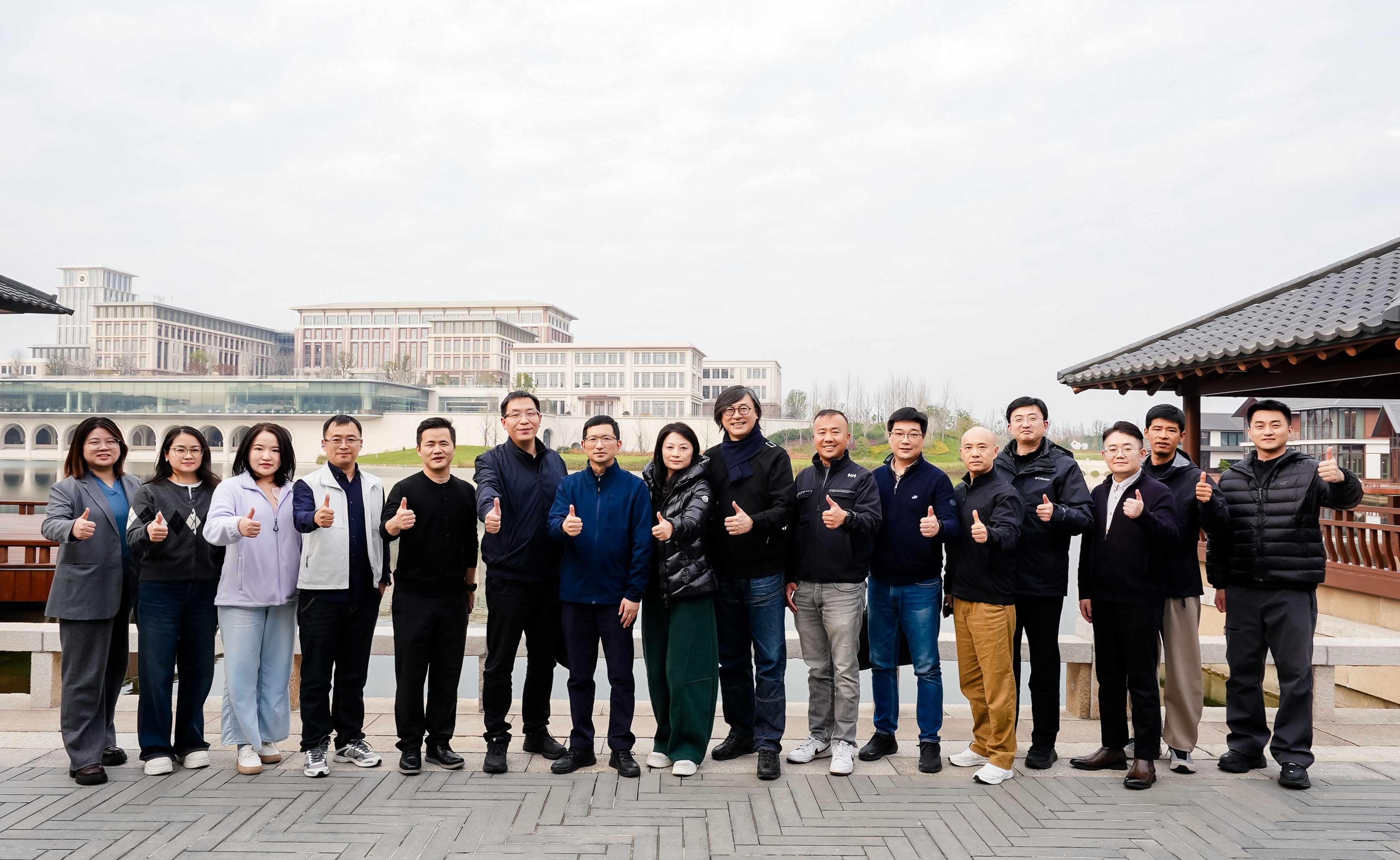 张凌浩带队赴华为练秋湖研发中心调研交流