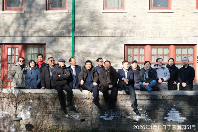 室外合影.jpg 图片